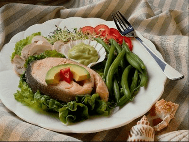 риба със зеленчуци е включена в диетата за отслабване