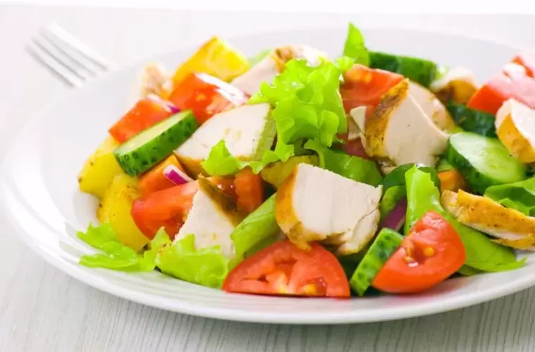 салата със зеленчуци и пиле за диета без въглехидрати