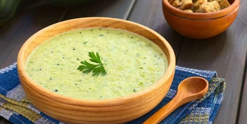Супата пюре от зеле и тиквички е подходящо за стомаха ястие в хипоалергенното диетично меню