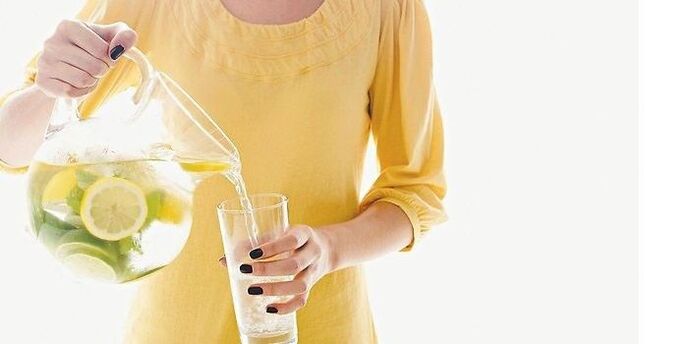 лимоновата вода помага за прочистването на тялото